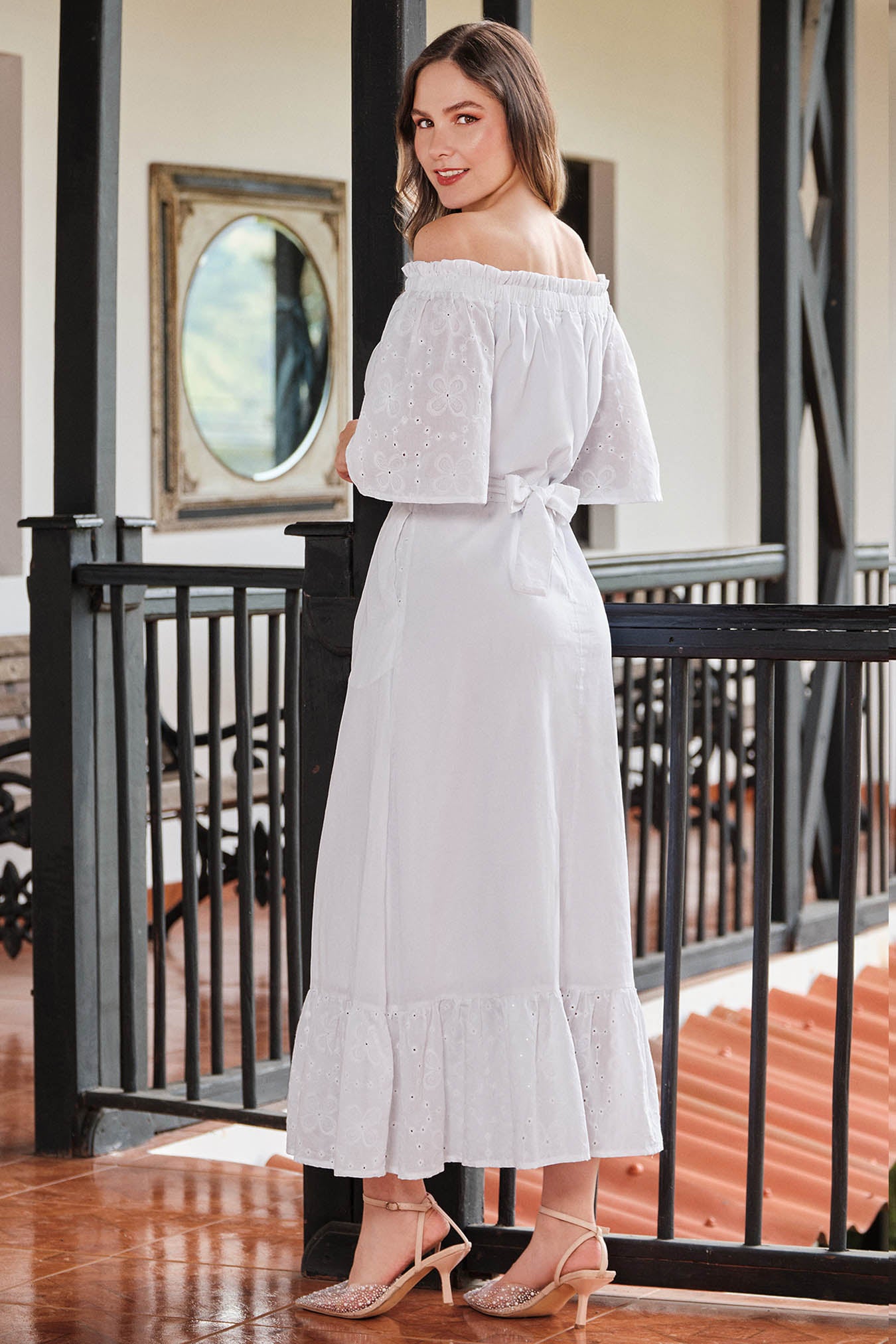 Vestido en algodón y hoja rota en contraste