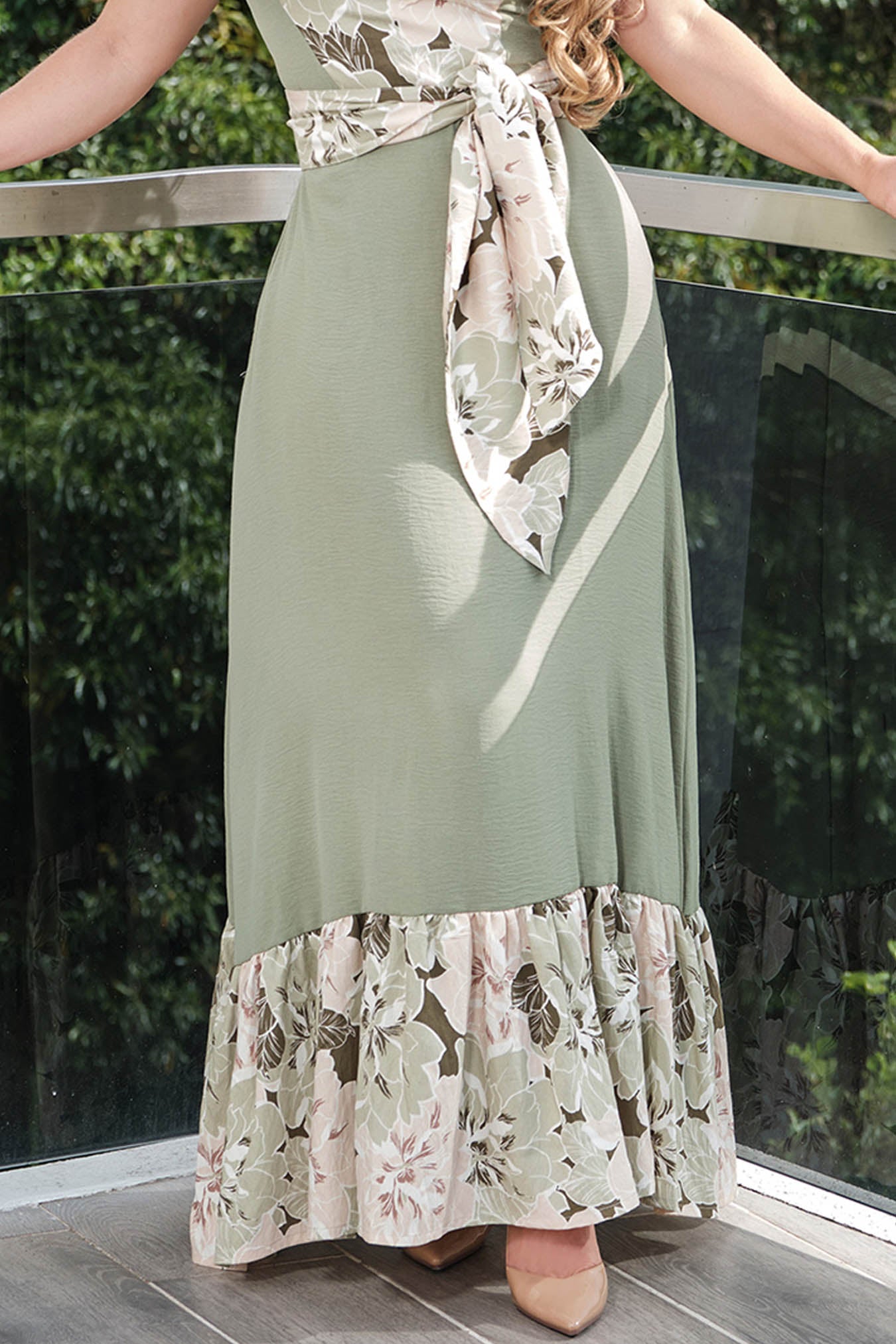 Vestido en contraste de rayón estampado y fondo entero