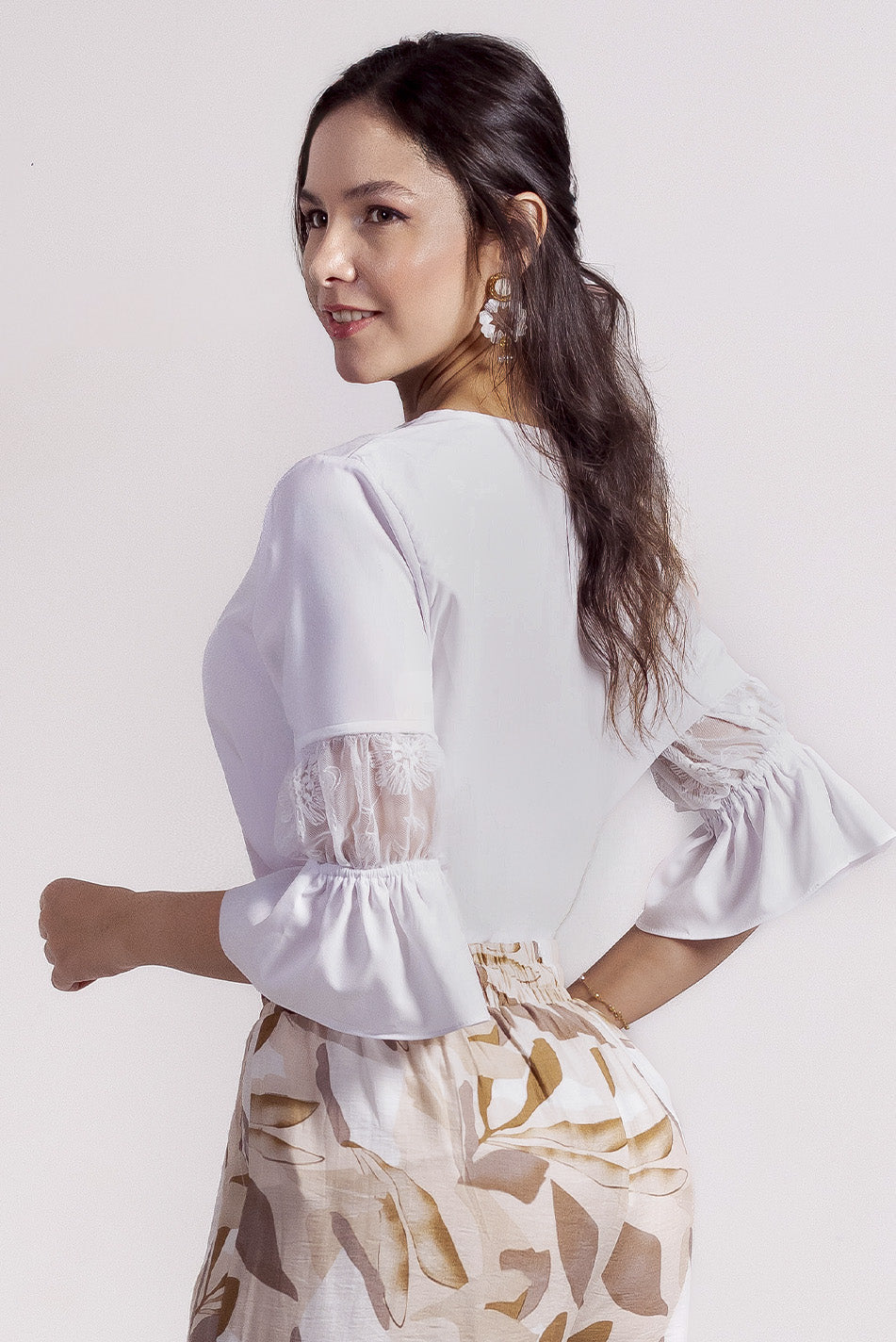 Blusa en rayón contraste en blonda