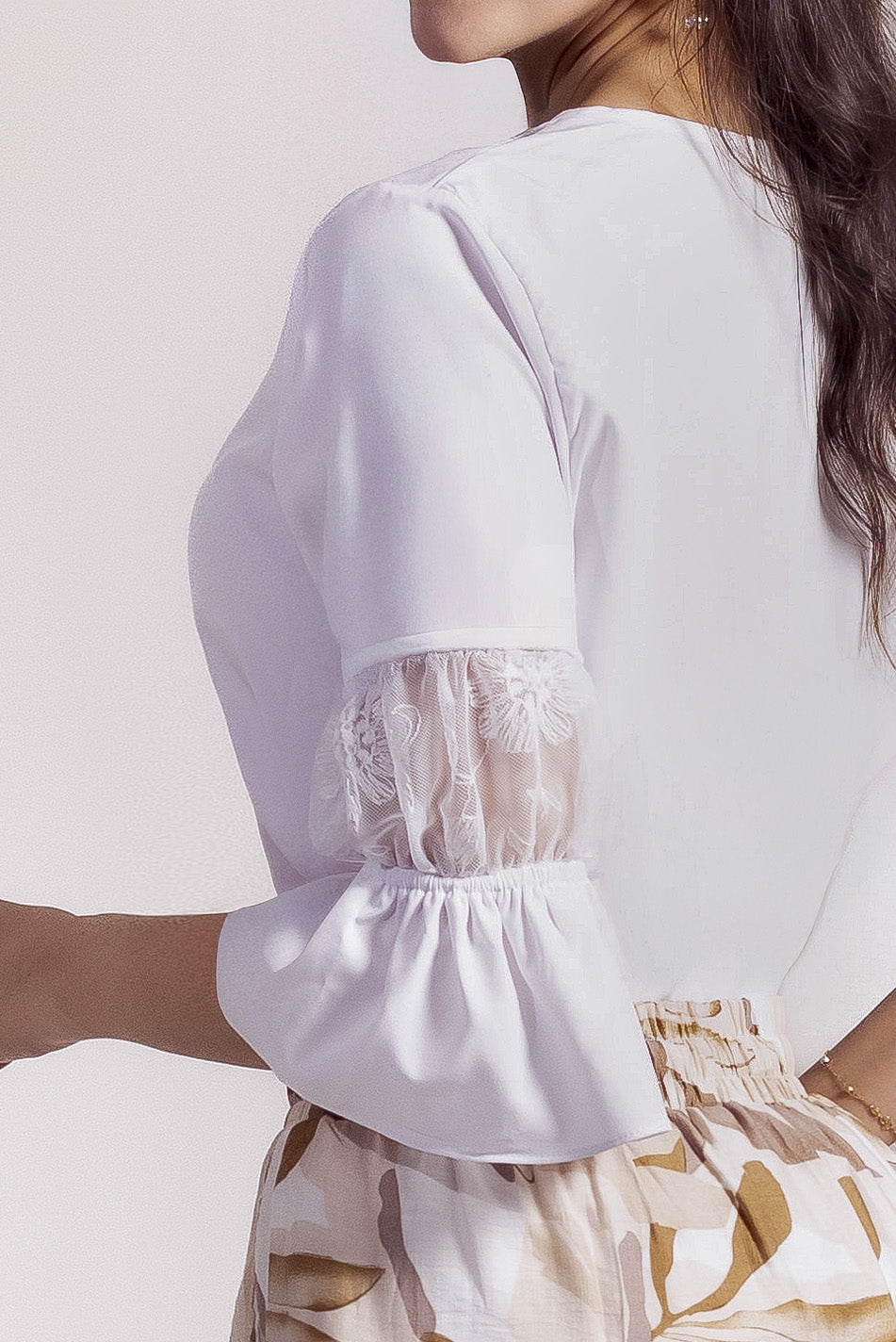 Blusa en rayón contraste en blonda