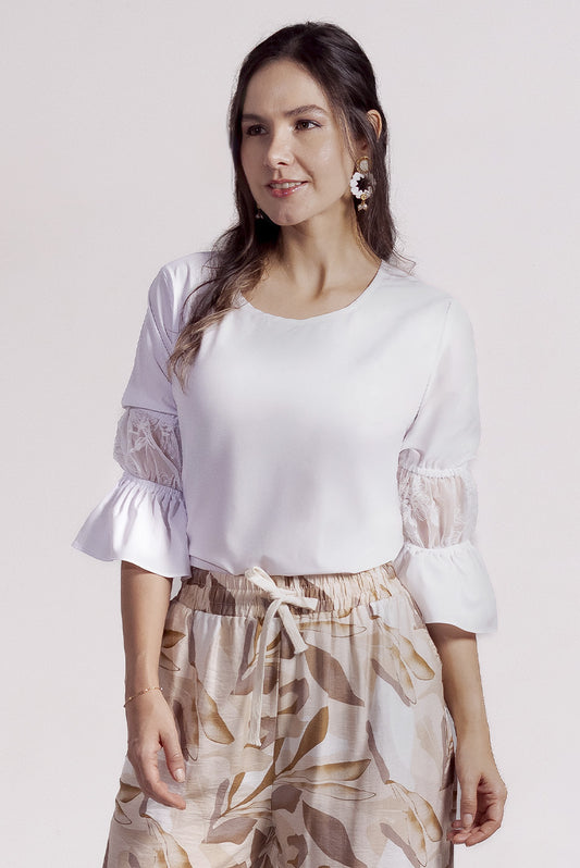 Blusa en rayón contraste en blonda