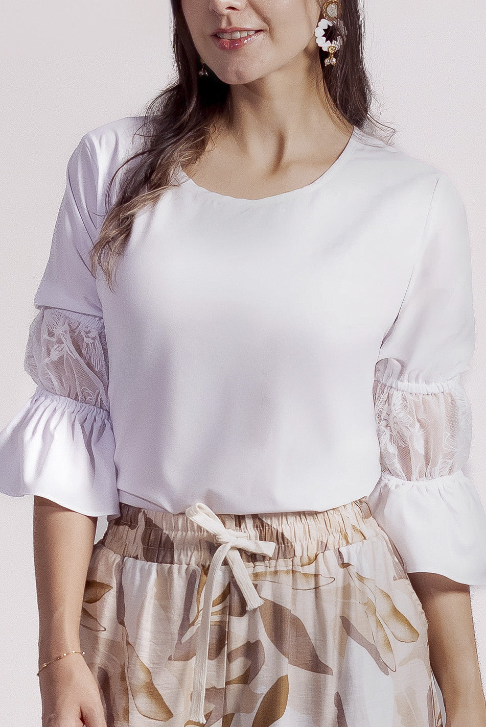 Blusa en rayón contraste en blonda