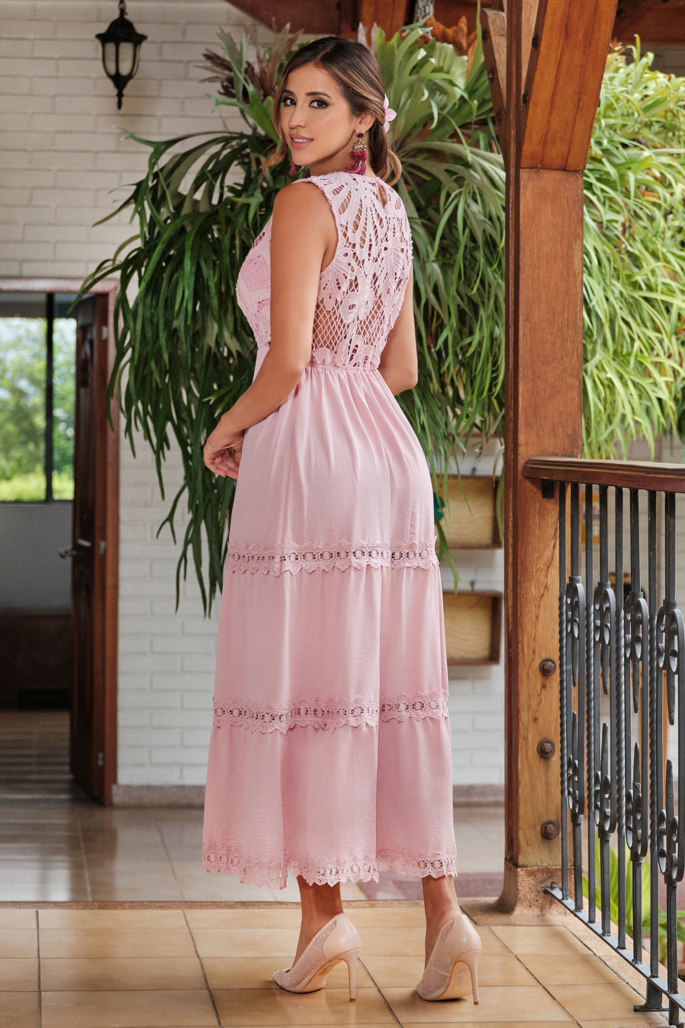 Vestido en rayón y guipur
