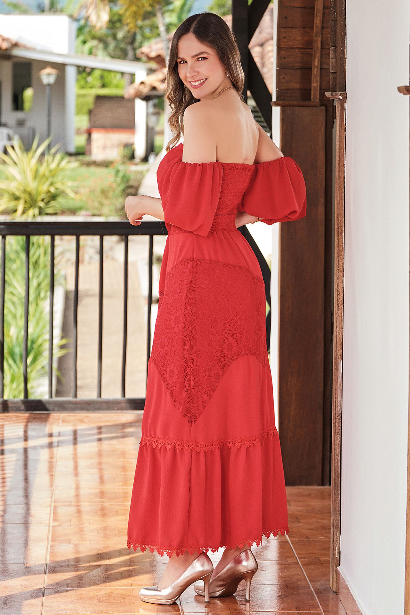 Conjunto en rayón craquelado con contraste en blonda y guipur