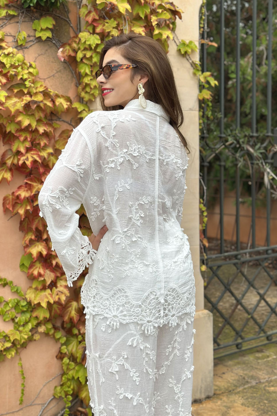 Conjunto en algodón bordado y crochet