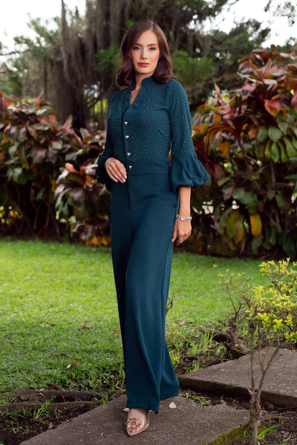 Enterizo en rayón craquelado en contraste con piedras