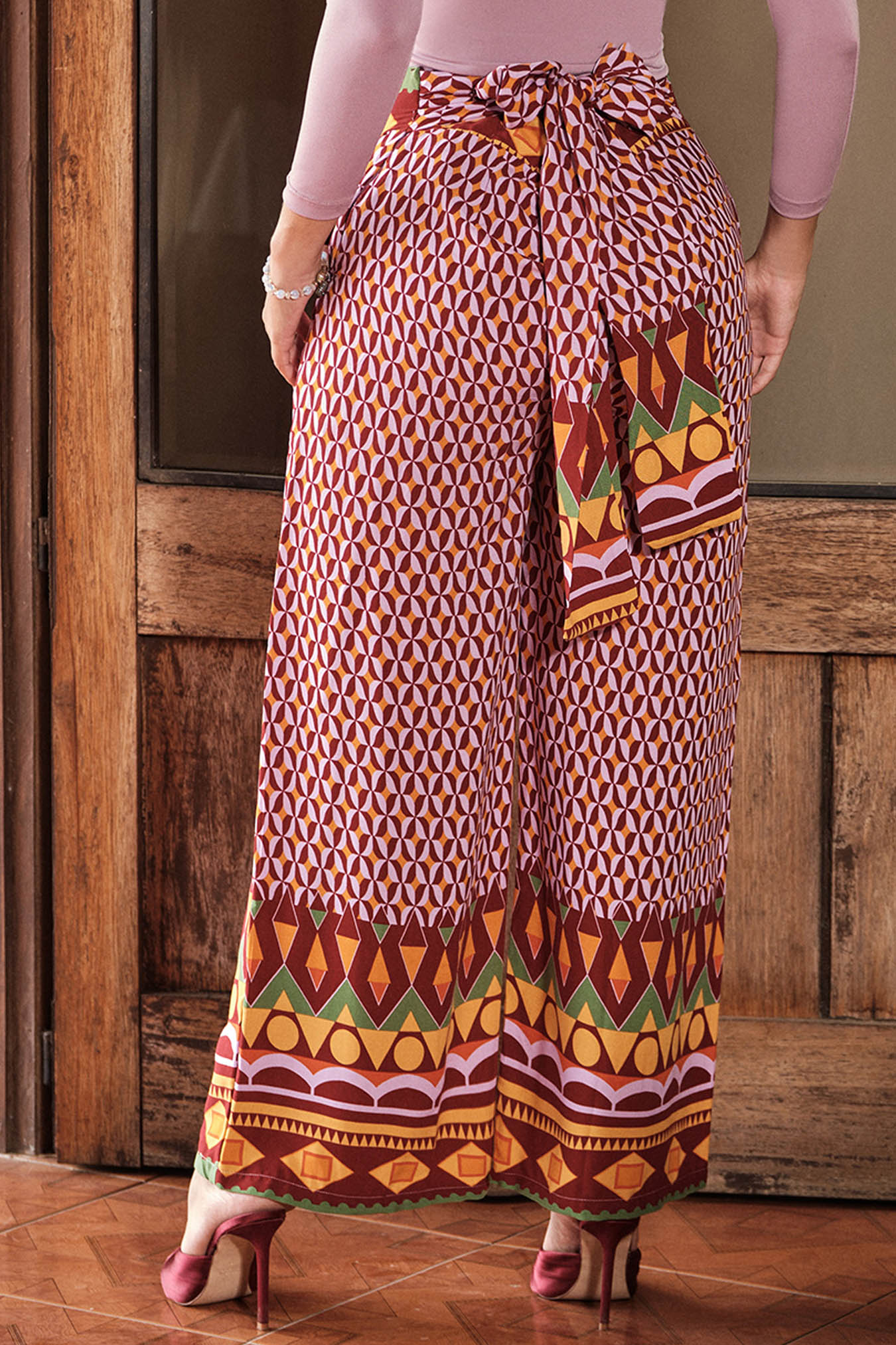Pantalón en rayón estampado con cenefa