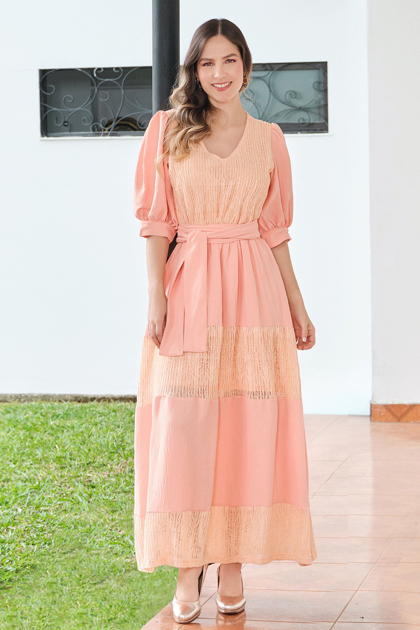 Vestido en contraste con crochet