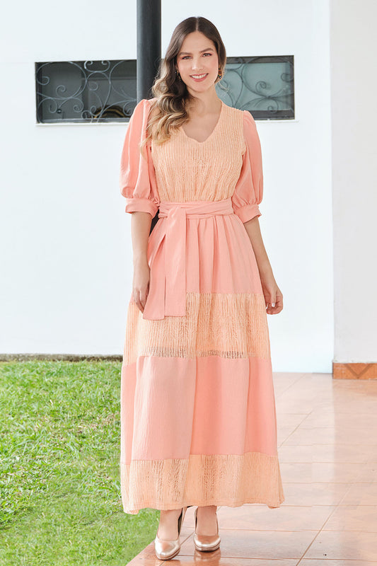 Vestido en contraste con crochet